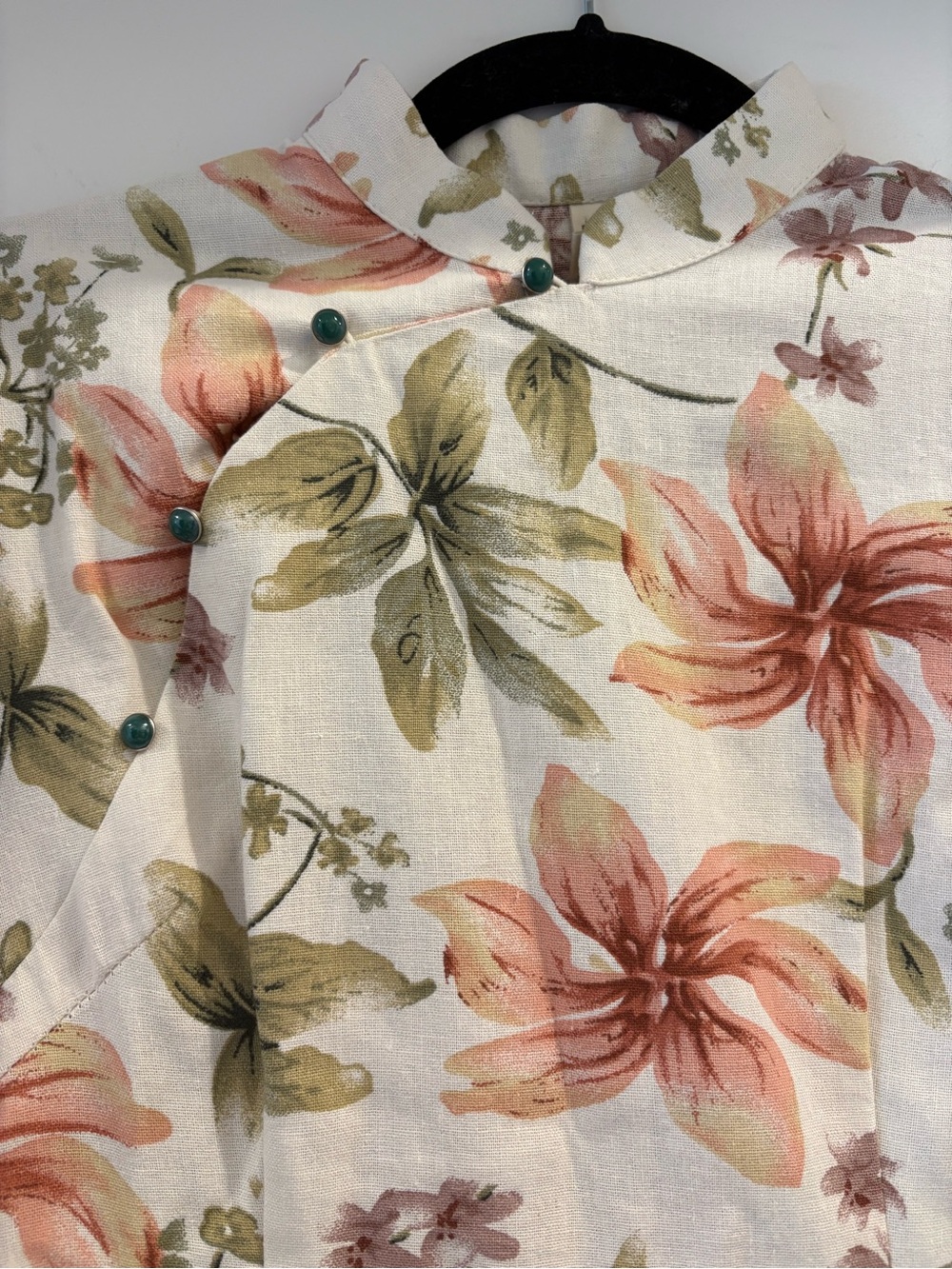 Qing Qui Linen Floral Short-Sleeve Cheongsam Dress in Cream and Coral (Size L)